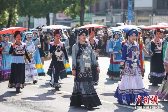 2025年8月2日,当地民众穿着盛装参加巡游。瞿宏伦 摄 2025年8月2日,当地民众穿着盛装参加巡游。瞿宏伦 摄