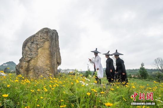 黄承龙是百里杜鹃管理区百纳乡新华村人,也是当地彝族世袭第十六代布摩传承人。图为2024年7月5日,黄承龙(白衣)带着两名副祭司正在进行一年一度的彝族火把节祭祀活动的前期场地准备工作。罗大富 摄 黄承龙是百里杜鹃管理区百纳乡新华村人,也是当地彝族世袭第十六代布摩传承人。图为2024年7月5日,黄承龙(白衣)带着两名副祭司正在进行一年一度的彝族火把节祭祀活动的前期场地准备工作。罗大富 摄