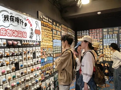 游客在挑选文创产品。喀什地区融媒体中心 记者曹宇婷 摄

