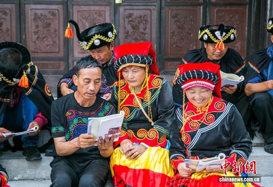 黄承龙是百里杜鹃管理区百纳乡新华村人,也是当地彝族世袭第十六代布摩传承人。黄承龙(前排左一)带领村民在百里杜鹃管理区普底乡迎丰村学习彝族文化。(资料图)罗大富摄 黄承龙是百里杜鹃管理区百纳乡新华村人,也是当地彝族世袭第十六代布摩传承人。黄承龙(前排左一)带领村民在百里杜鹃管理区普底乡迎丰村学习彝族文化。(资料图)罗大富摄