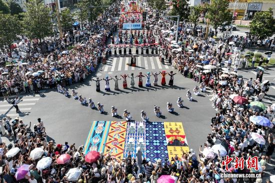 2025年8月2日,贵州省毕节市2025年“多彩非遗 魅力毕节”民族非遗大巡游举行。此次巡游共有10个方阵、3辆主题花车参加,各方阵以独特形式呈现国家级非物质文化遗产名录项目与地方文化精髓。图为航拍巡游现场。(无人机照片)瞿宏伦 摄 2025年8月2日,贵州省毕节市2025年“多彩非遗 魅力毕节”民族非遗大巡游举行。此次巡游共有10个方阵、3辆主题花车参加,各方阵以独特形式呈现国家级非物质文化遗产名录项目与地方文化精髓。图为航拍巡游现场。(无人机照片)瞿宏伦 摄
