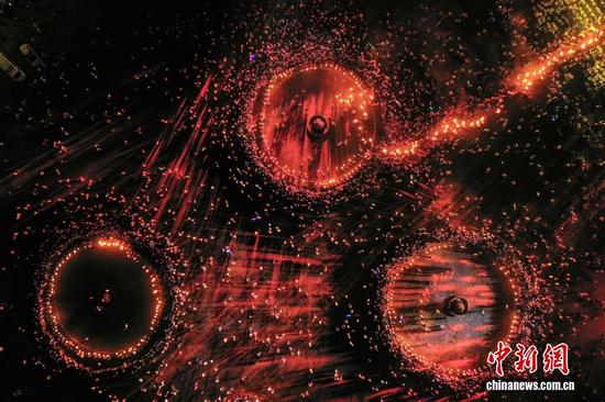 2023年8月10日晚,民众在贵州省毕节市百里杜鹃管理区鹏程街道花瓣桥广场进行篝火狂欢。李华 摄 2023年8月10日晚,民众在贵州省毕节市百里杜鹃管理区鹏程街道花瓣桥广场进行篝火狂欢。李华 摄