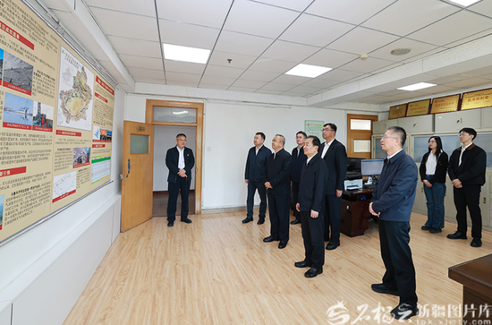 4月7日，自治区党委书记陈小江、自治区主席艾尔肯·吐尼亚孜在自治区自然资源厅，了解地质勘查等重点工作进展。天山网-新疆日报记者 崔志坚摄e