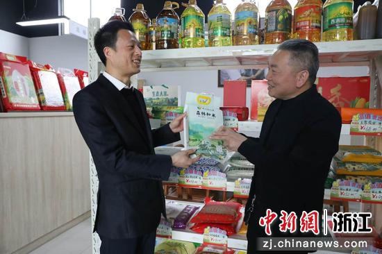农行工作人员在企业了解春耕备耕资金需求。&nbsp;农行浙江省分行&nbsp;供图