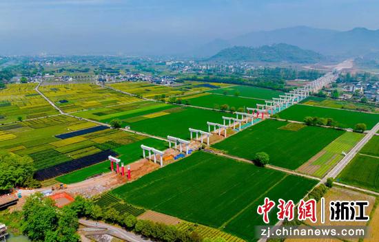 建设中的义龙庆丽水段项目松阴溪大桥。&nbsp;浙江交通集团&nbsp;供图