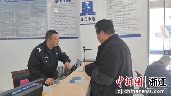 日前，章宏伟（左）引导接待办事民众。台州交警&nbsp;供图