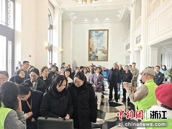 垃圾分类“入户”宣教志愿服务活动。&nbsp;温州市综合行政执法局&nbsp;供图