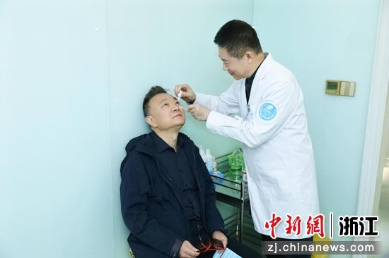 刘磊教授在杭州明视康。明视康供图 刘磊教授在杭州明视康。明视康供图