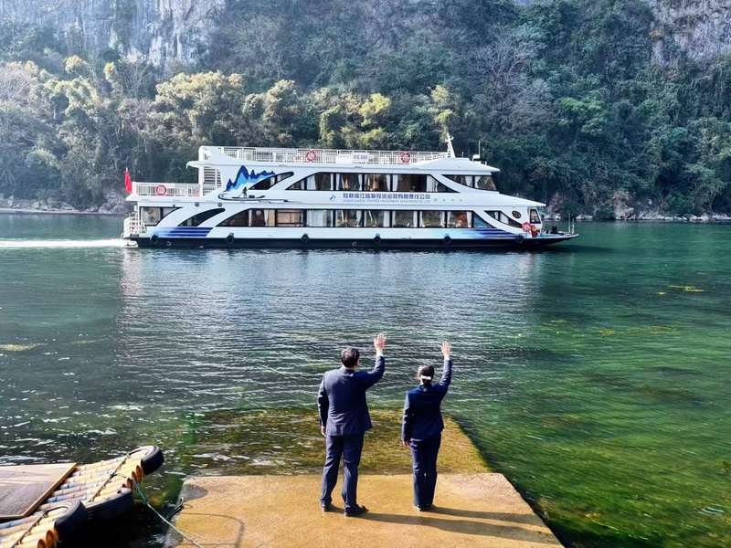 ▲桂林银行支持漓江游船“油改电”升级焕新