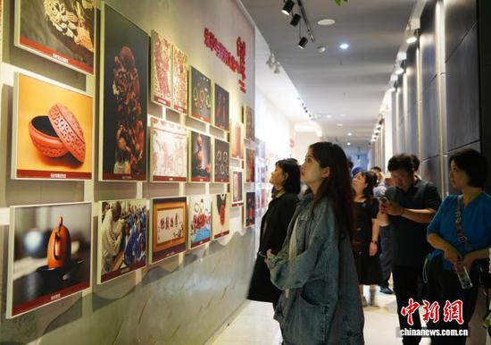 图为台企代表在贵州铜仁万山参观考察朱砂产业。记者 周燕玲 摄