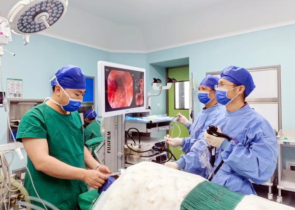 医生为患儿朵朵(化名)进行食管扩张术。黄莉 摄 医生为患儿朵朵(化名)进行食管扩张术。黄莉 摄