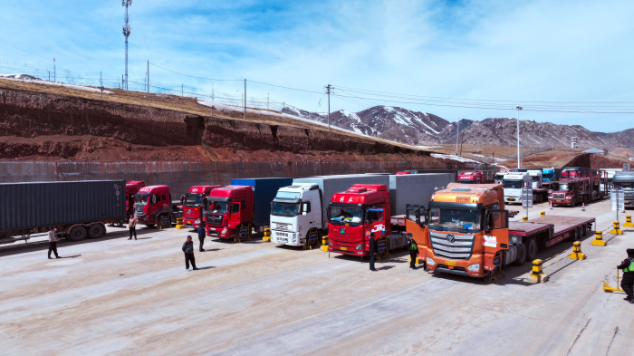 吐尔尕特出入境边防检查站入境车辆车体查验现场

