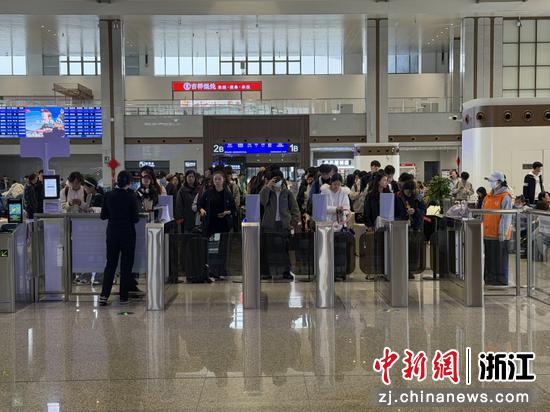 清明期间横店站旅客排队候车。&nbsp;杭温高铁&nbsp;供图