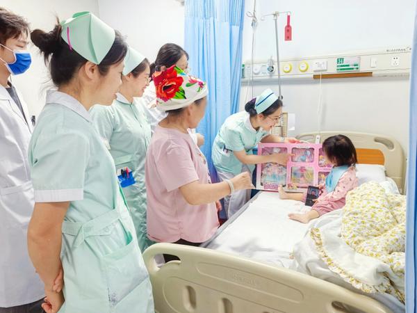 医护人员为患儿朵朵(化名)送上小礼物。黄莉 摄 医护人员为患儿朵朵(化名)送上小礼物。黄莉 摄