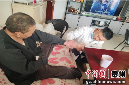 图为凤冈县总医院下沉医疗专家在进化分院进村送医上门服务。 图为凤冈县总医院下沉医疗专家在进化分院进村送医上门服务。
