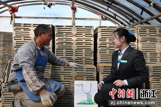 农行工作人员与农户交谈。 农行温州分行 供图 农行工作人员与农户交谈。 农行温州分行 供图