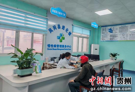 图为进化分院公共卫生科医生在为村民测量血压。 图为进化分院公共卫生科医生在为村民测量血压。