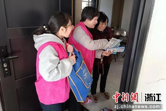 志愿者开展垃圾分类“入户”宣教志愿服务活动。&nbsp;温州市综合行政执法局&nbsp;供图