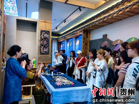 现场学习马尾绣