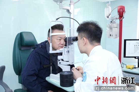 刘磊教授在杭州明视康。明视康供图 刘磊教授在杭州明视康。明视康供图