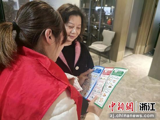 垃圾分类“入户”宣教。&nbsp;温州市综合行政执法局&nbsp;供图