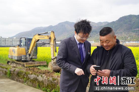 农行工作人员咨询农户生产经营情况。 农行温州分行 供图 农行工作人员咨询农户生产经营情况。 农行温州分行 供图