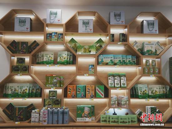 图为贵州铜仁江口生产的抹茶系列产品。记者 周燕玲 摄