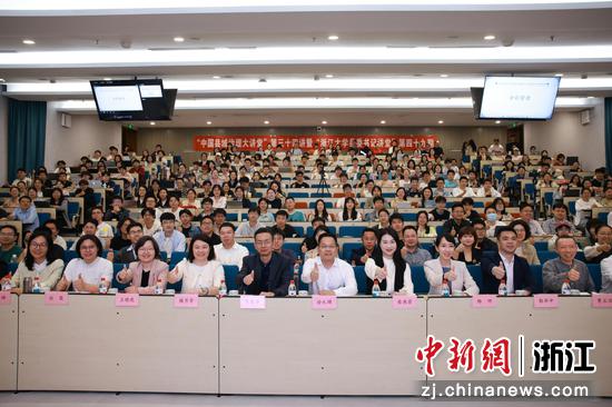 图为与会人员共同合影。孙杨洋 摄 图为与会人员共同合影。孙杨洋 摄