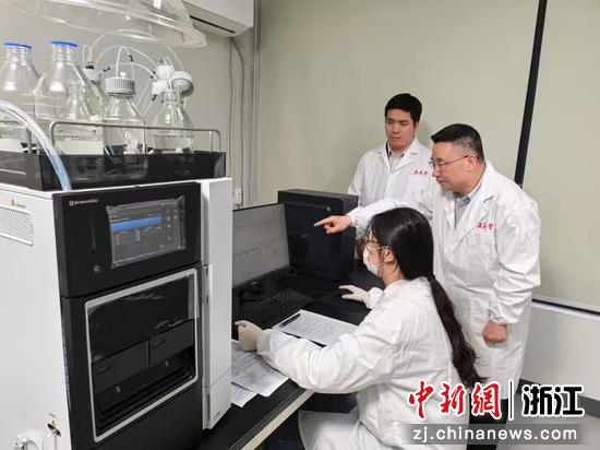 吴学谦(右一)和团队在实验室。 丽水经开区 供图 吴学谦(右一)和团队在实验室。 丽水经开区 供图