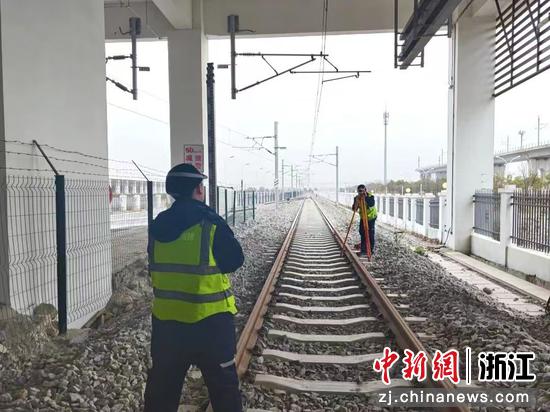 工作人员开展轨道设备隐患排查。浙江幸福轨道公司 供图 工作人员开展轨道设备隐患排查。浙江幸福轨道公司 供图
