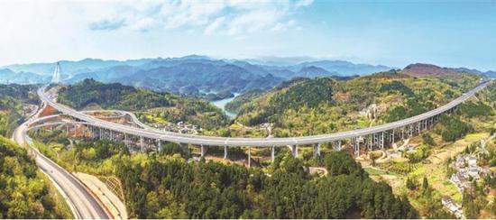 图为沪昆高速贵阳至安顺段扩容项目。

贵州日报天眼新闻记者 刘青 摄