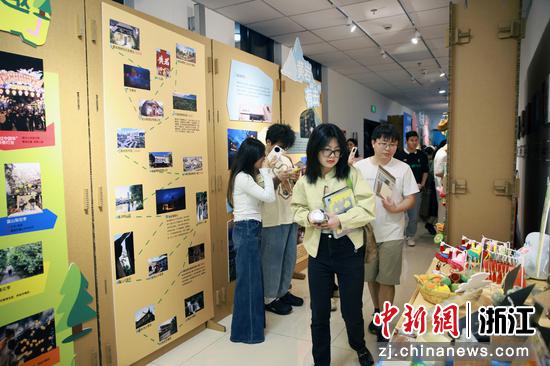 图为黄岩各类文创等产品在活动现场展示。 孙杨洋 摄 图为黄岩各类文创等产品在活动现场展示。 孙杨洋 摄