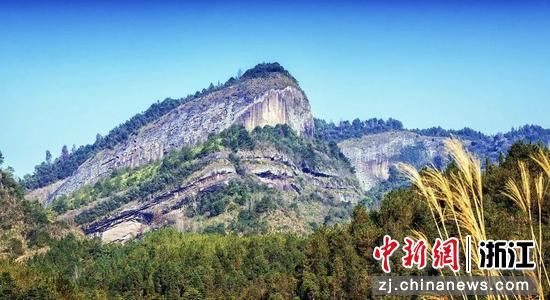 巨岩静静卧在山脊之上 作者供图