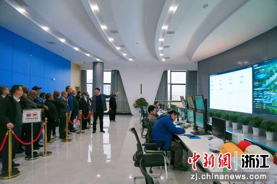 南非专家团观摩熔盐储能智慧管控平台。&nbsp;物产环能&nbsp;供图