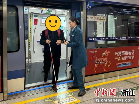 工作人员接应盲人乘客。浙江轨道集团海宁运营公司 供图 工作人员接应盲人乘客。浙江轨道集团海宁运营公司 供图