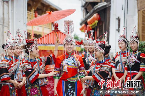 景宁“公主巡游”沉浸式展演现场。景宁县委宣传部供图 景宁“公主巡游”沉浸式展演现场。景宁县委宣传部供图