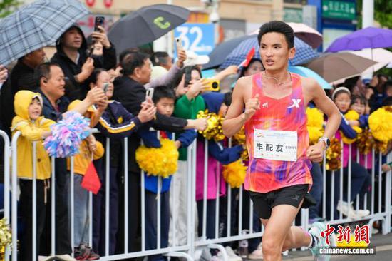 4月12日，丰配友在比赛中。吴浩宇 摄