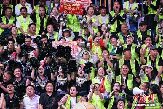 4月11日晚，凯里市代表队拉拉队在为球队加油。中新社记者 瞿宏伦 摄