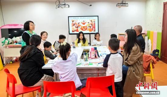 12日上午,天津市北辰区瑞景街江南春色社区开展漆艺制作、邻里互动主题活动,以文化交流助力各民族群众互嵌式发展。(江莹 摄) 12日上午,天津市北辰区瑞景街江南春色社区开展漆艺制作、邻里互动主题活动,以文化交流助力各民族群众互嵌式发展。(江莹 摄)