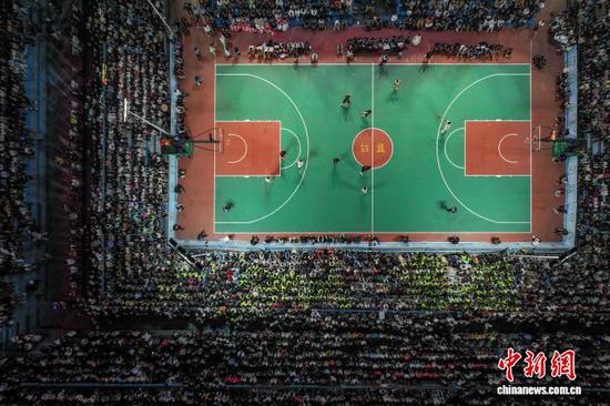 4月11日晚，航拍总决赛现场。中新社记者 瞿宏伦 摄