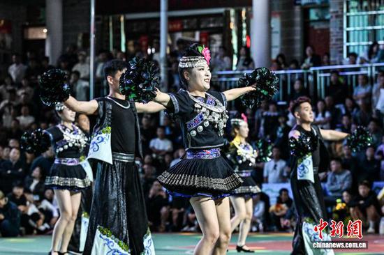 4月11日晚，总决赛冠亚军争夺战中场休息时的节目表演。中新社记者 瞿宏伦 摄