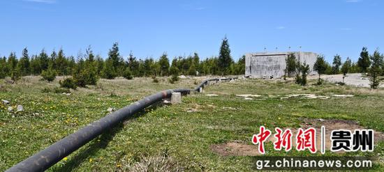 赫章县海报2200多米的妈姑镇山上的水管及水池 。 袁堇峰摄