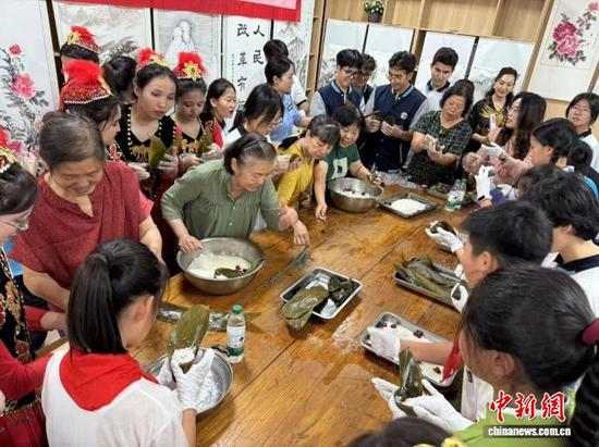 天津市北辰区瑞景街宝翠花都社区依托“幸福七坊”设置民族文化展示角,定期开展服饰试穿、美食制作等活动,促进各民族交往交流交融。(天津市北辰区供图) 天津市北辰区瑞景街宝翠花都社区依托“幸福七坊”设置民族文化展示角,定期开展服饰试穿、美食制作等活动,促进各民族交往交流交融。(天津市北辰区供图)