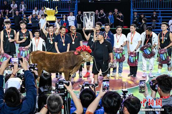 图为凯里市代表队在颁奖环节中合影。　中新网记者 瞿宏伦 摄