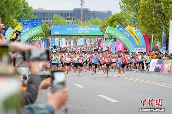 4月12日，2026多彩贵州马拉松超级联赛（第二站）暨遵义马拉松在遵义奥体中心鸣枪起跑。1.2万名跑者奔跑在“贵州最速赛道”上，在速度与耐力的较量中突破极限，感受城市脉动。经过激烈角逐，中国马拉松运动员丰配友和丁常琴分别斩获全程马拉松男、女子组冠军。本届赛事的“最速赛道”成为核心亮点，赛道延续“去弯取直少折返”优化原则，减少2个折返点与2段大坡路段，累计爬升控制在60米以下，是贵州境内起伏最小、最易创造个人最佳成绩（PB）的赛道之一。图为赛事现场。吴浩宇 摄