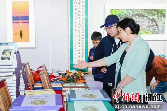 4月11日,观众在现场参观。(主办方供图) 4月11日,观众在现场参观。(主办方供图)