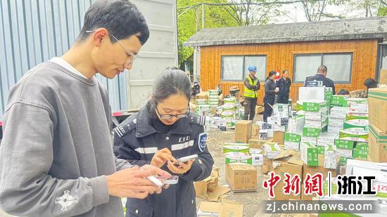 临海北收费站工作人员帮忙售卖牛奶。 台州管理中心 供图 临海北收费站工作人员帮忙售卖牛奶。 台州管理中心 供图