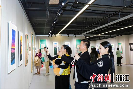 4月11日,观众在现场参观。(主办方供图) 4月11日,观众在现场参观。(主办方供图)