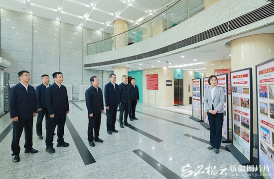 4月13日，自治區(qū)黨委書記陳小江在自治區(qū)黨委國安辦，詳細了解自治區(qū)全民國家安全教育日活動組織情況。石榴云/新疆日報記者 崔志堅攝e