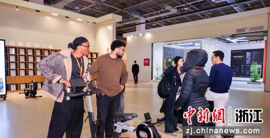 海外客商实地看样选品。主办方 供图 海外客商实地看样选品。主办方 供图